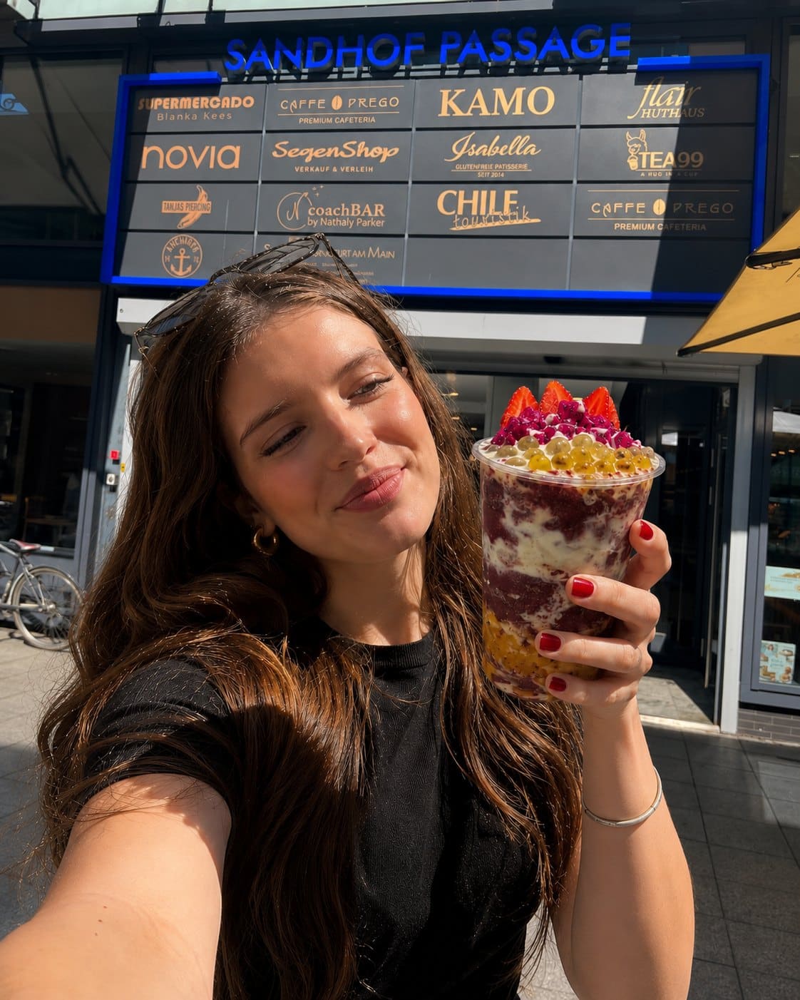 Kundin mit Açaí Bowl vor Sandhof Passage, TEA99 Frankfurt