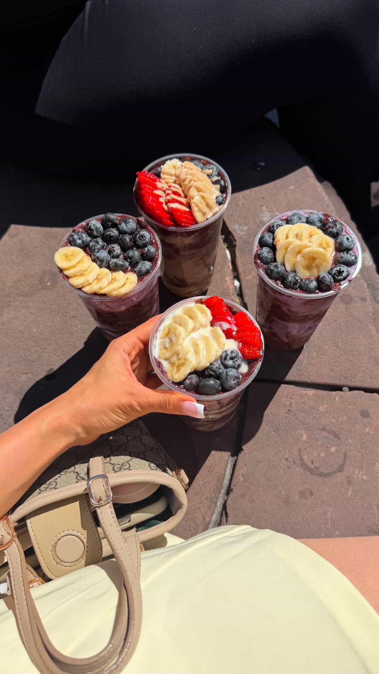 açaí bowls vor der sandhof passage — tea99 frankfurt