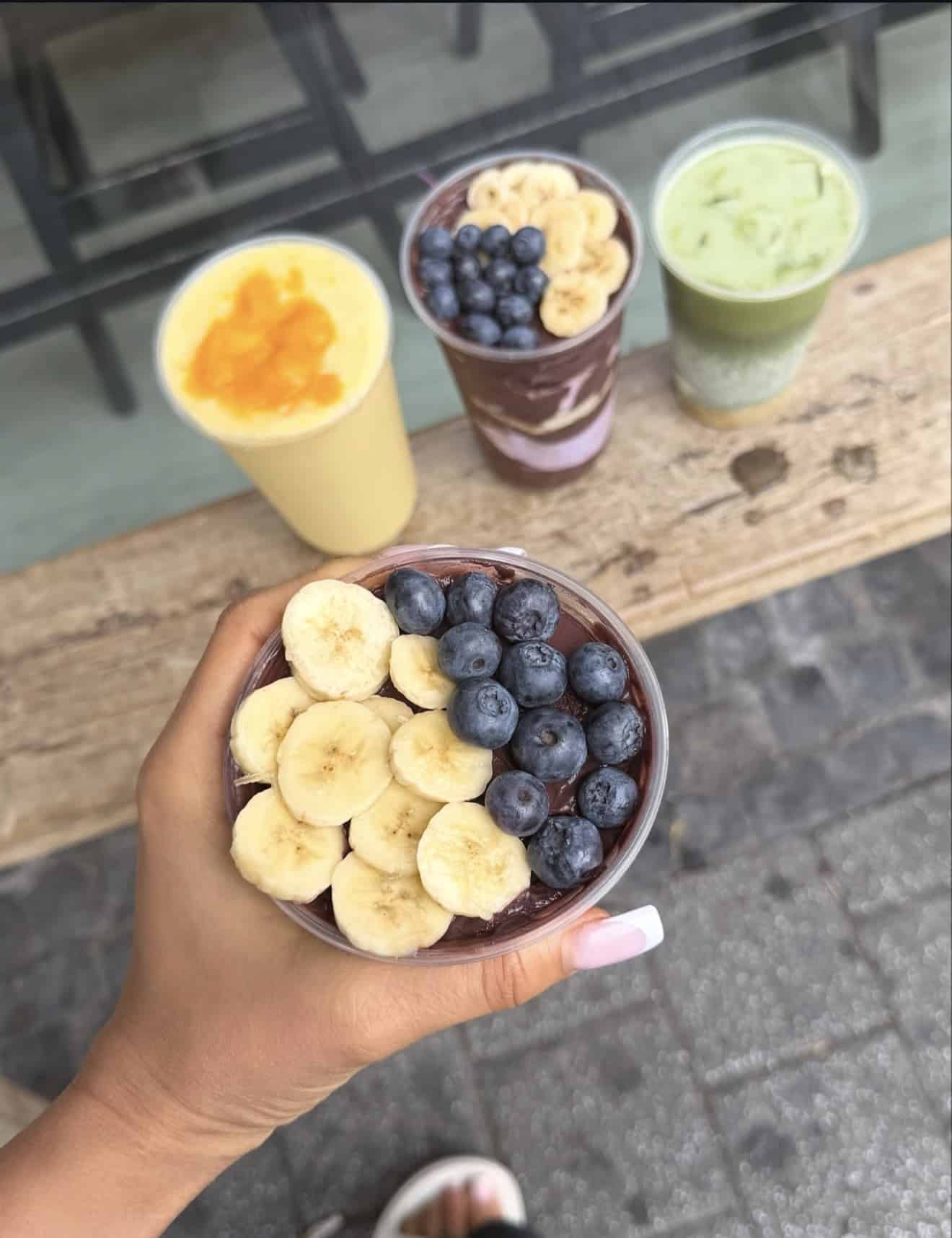 açaí bowl mit mango-smoothie und matcha — tea99 hanau